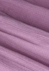 Textiel in licht paars met een subtiel ruitpatroon. De stof lijkt zacht met een licht gestructureerd oppervlak en een vriendelijke val.