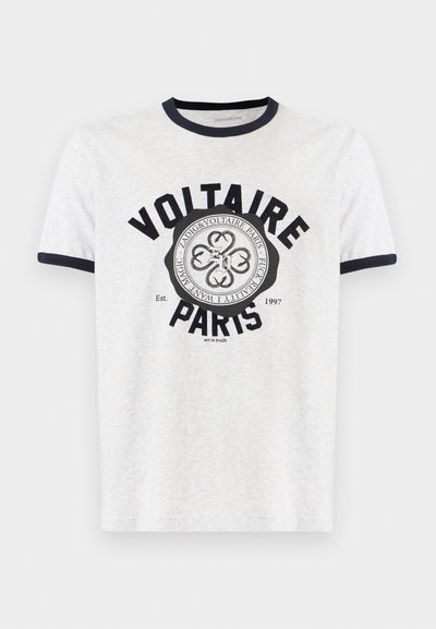 Λευκό κοντομάνικο T-shirt με μαύρο περίγραμμα, με τη φράση "Voltaire Paris" και κυκλικό έμβλημα με κείμενο και διακοσμητικό σχέδιο σε μαύρο χρώμα.