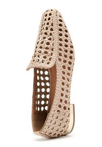Scarpa beige intrecciata con design aperto, tacco piatto e punta arrotondata. Presenta una parte superiore testurizzata e un accento metallico sul tacco.