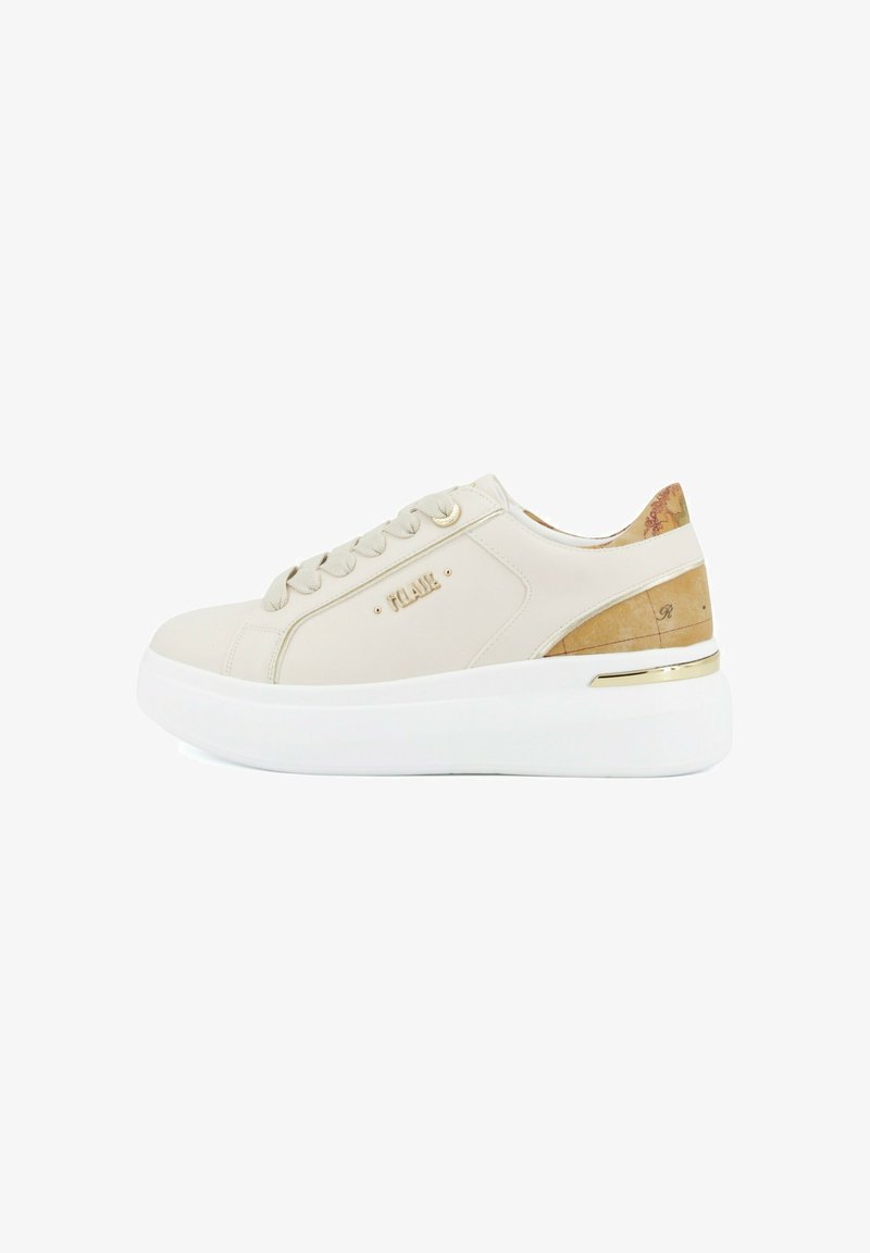Zapatilla plataforma beige con cierre frontal de cordones, logo dorado, detalle en el talón con estampado de mapa y suela blanca gruesa.