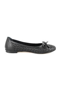 Schwarze Leder-Ballerinas verfügen über eine geflochtene Textur an der Zehenpartie, eine kleine Schleifenakzent und einen niedrigen Absatz für Komfort und Flexibilität.