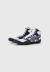 Pantofi sport înalți din plasă bleumarin și alb, cu un finisaj texturat, dotati cu șireturi albe și un accent de logo argintiu pe lateral.