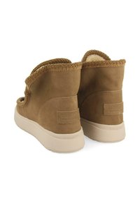 Botas de tobillo de ante marrón con un suave forro interior, suela acolchada y detalles de borde cosido. Presenta un pequeño parche con logo en el talón.