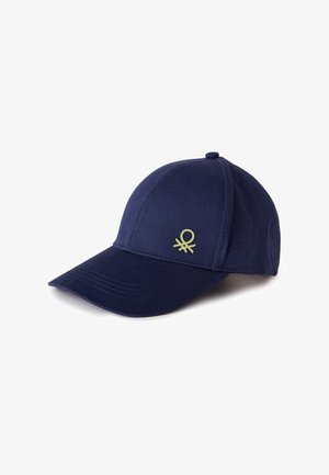 Gorra de béisbol azul marino con visera curva y pequeño logo circular verde claro en el panel frontal, mostrada sobre fondo blanco.