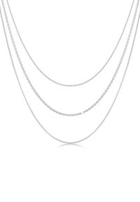 Collier en argent à trois couches présentant des designs de chaînes variés : un maillon fin, une perle ronde et un style tordu classique. Texture lisse tout au long.