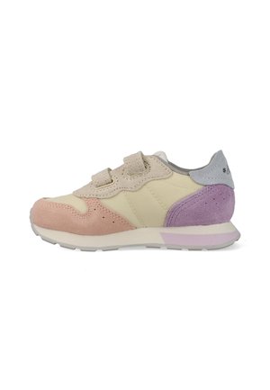 Kindersneaker met beige stof, roze en paarse suède overlays, twee beige klittenbandriemen en een witte zool met een vleugje roze.