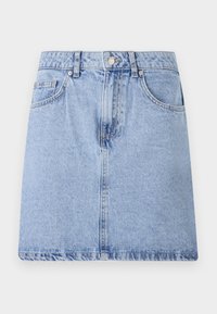 Lys blå denimskjørt med fem lommer, frontknapping og glidelås, og rå kant. Glatt tekstur med lett falming.