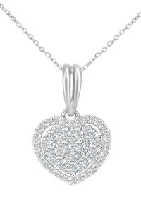 Pendente a forma di cuore in argento con un design sfaccettato, caratterizzato da molte piccole pietre scintillanti, sospeso a una delicata catena.