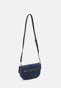 Námořnická prošívaná taška přes rameno s přední kapsou na zip, koženými akcenty a nastavitelným popruhem. Zlaté kovové prvky zvýrazňují design.