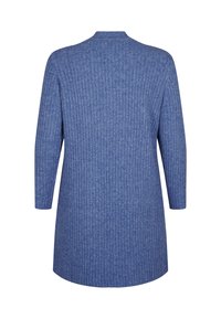 Túnica de punto azul con textura acanalada, que presenta un cuello alto y mangas de tres cuartos, que se extiende hasta medio muslo.