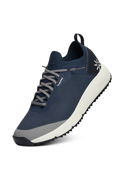 Námorně modré sportovní boty s síťovaným svrškem, šedými akcenty a silnou bílou podrážkou. Obsahují šedé tkaničky a zadní poutko pro snadné nazouvání.