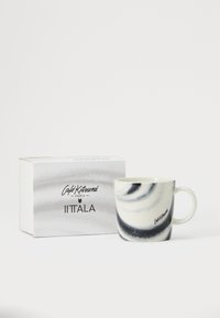 Taza de café de cerámica con un patrón en espiral blanco y negro, con forma redondeada y asa. Viene con una caja blanca con la marca.