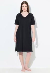 Sort kortærmet natkjole med V-hals, med kontrastsytråd og en afslappet pasform, der når til midten af låret.