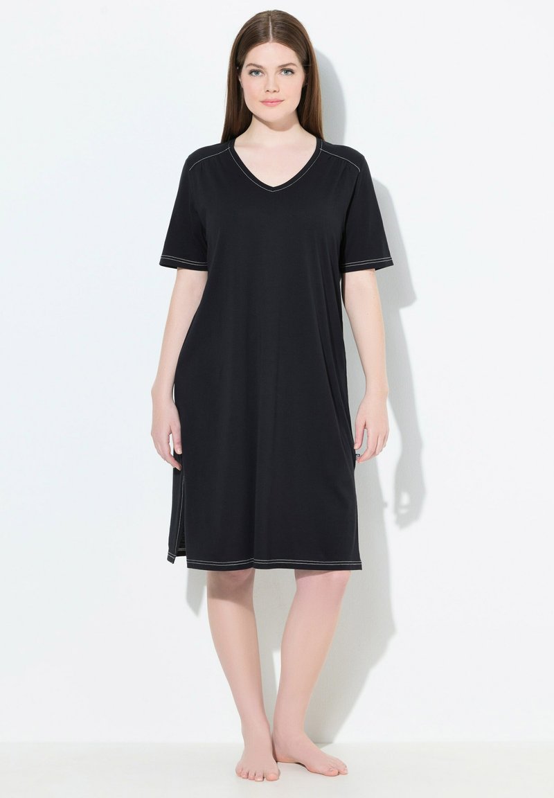 Sort kortærmet natkjole med V-hals, med kontrastsytråd og en afslappet pasform, der når til midten af låret.