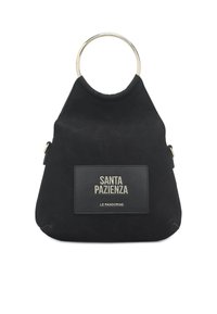 Borsa nera in morbido tessuto con manico rotondo in metallo. Presenta una toppa frontale in pelle con testo in rilievo e una texture liscia.