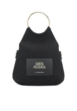 Borsa nera in morbido tessuto con manico rotondo in metallo. Presenta una toppa frontale in pelle con testo in rilievo e una texture liscia.