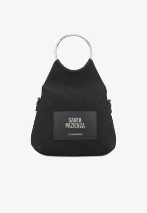 Borsa nera in morbido tessuto con manico rotondo in metallo. Presenta una toppa frontale in pelle con testo in rilievo e una texture liscia.