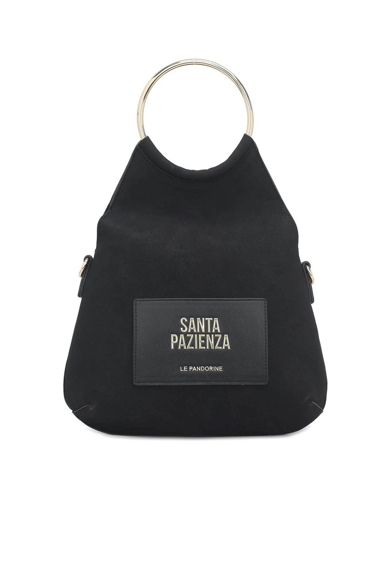 Borsa nera in morbido tessuto con manico rotondo in metallo. Presenta una toppa frontale in pelle con testo in rilievo e una texture liscia.