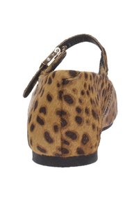 Zapato slingback con estampado de leopardo en pelo sintético marrón y negro, con punta redondeada y un pequeño tacón, con hebilla plateada en la correa.