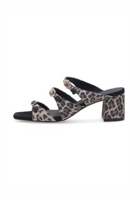 Sandaler med leopardmönster och tre remmar samt cirkulära metalldetaljer, har en blockklack och en strukturerad tygöverkonstruktion.