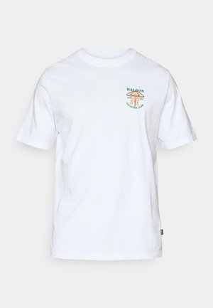 T-shirt bianco in cotone con maniche corte, caratterizzato da un piccolo logo colorato sul lato sinistro del petto che recita "MALBON VACATION CLUB ESTD 2017."