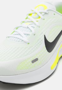 Nike Performance JOURNEY RUN - Løbesko til landevejen - barely volt/black/volt/white