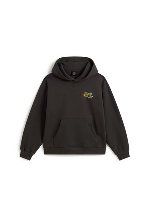 Schwarzer Kapuzenpullover mit Fronttasche und kleinem gelben Sonnenmotiv mit dem Text "Off the Wall" auf der linken Brustseite.