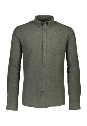 Camisa de franela verde oliva con cuello abotonado, mangas largas, bolsillo frontal y botones oscuros. Tejido texturizado con un acabado suave.