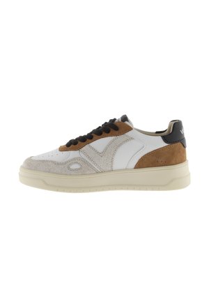 Sneaker bianche in pelle con accenti in camoscio marrone, sovrapposizioni testurizzate beige, lacci neri e suola in gomma beige. Design semplice con un branding minimale.