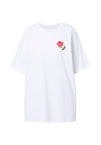 Camiseta blanca de gran tamaño hecha de algodón, con una rosa rosa bordada en la parte izquierda del pecho. Diseño de mangas cortas y cuello redondo.