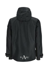 Zwarte waterdichte jas met een capuchon, lange mouwen en klittenbandsluitingen. Voorzien van een logo op de achterkant en een strak ontwerp met minimale details.