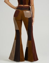 Bruine flanellen flared jeans met een patchworkontwerp in verschillende bruin-, tan- en donkerbruine tinten; voorzien van een merklabel en koperen hardware.