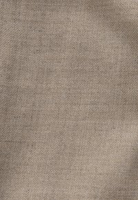 Beige szövött anyag, amely finom textúrával rendelkezik, mutat egy finom mintázatot és lágy, matt felületet. Egyenletes színelés az egész anyagon.