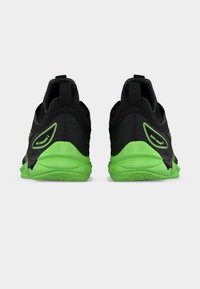 Ζευγάρι μαύρα και νέον πράσινα αθλητικά παπούτσια, εμφανιζόμενα από πίσω, με το κείμενο "Wave Luminous 3" στα πλάγια.