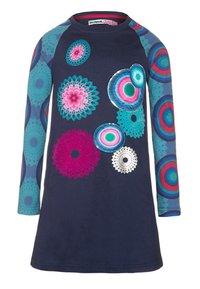 Niebieska sukienka z długim rękawem z turkusowymi rękawami, ozdobiona kolorowymi okrągłymi wzorami kwiatowymi i mandalami w kolorze różowym, turkusowym i białym.