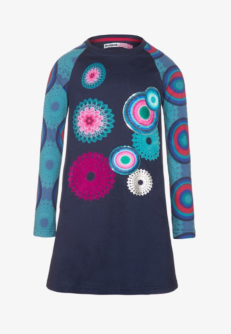 Niebieska sukienka z długim rękawem z turkusowymi rękawami, ozdobiona kolorowymi okrągłymi wzorami kwiatowymi i mandalami w kolorze różowym, turkusowym i białym.