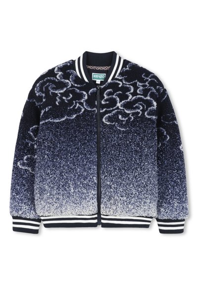 Veste bomber en polaire dégradé de bleu marine à blanc, dotée d'un motif de nuages texturé, d'une fermeture éclair et de poignets et col côtelés rayés.