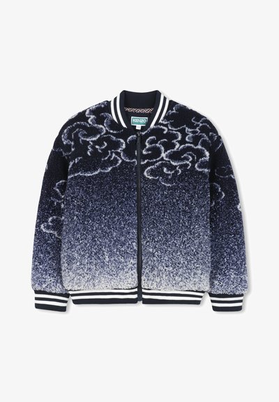Veste bomber en polaire dégradé de bleu marine à blanc, dotée d'un motif de nuages texturé, d'une fermeture éclair et de poignets et col côtelés rayés.