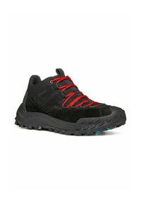 Scarpa sportiva nera da esterno con lacci rossi, tomaia in suede e mesh, suola in gomma testurizzata e trama di battistrada prominente per un'ottima aderenza.