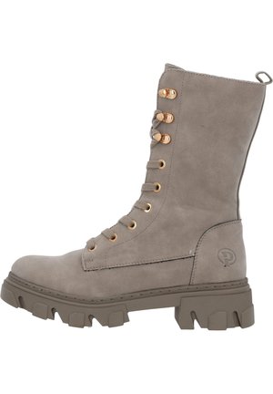 Bottes en daim gris jusqu'au genou avec une semelle en caoutchouc robuste, œillets en ton doré et un accent logo sur le côté. Fini texturé et design solide.