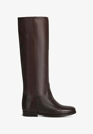 Bottes marron en cuir montantes avec un bout arrondi, texture lisse, design minimaliste et un petit talon. Présente un détail de couture sur le côté.