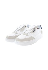 Bílé tenisky s šedými semišovými akcenty, perforovanou špičkou, kulatými tkaničkami a modrým záznamovým poutkem. Gumová podrážka s horizontálními drážkami.