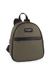 Mochila gris compacta con un acabado texturizado, que presenta acentos negros, correas de hombro dobles y un bolsillo frontal con cremallera. Logo exhibido de manera destacada.