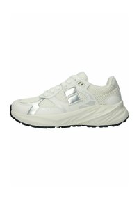 Sneakers atletici bianchi che presentano un mix di materiali in mesh e sintetici, accenti riflettenti e una suola nera in gomma robusta.