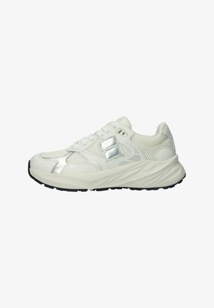 Sneakers atletici bianchi che presentano un mix di materiali in mesh e sintetici, accenti riflettenti e una suola nera in gomma robusta.