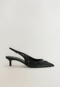 Mustat satiiniset slingback-kengät, joissa on kärjelliset varpaat, matala korko ja koristeita helmistä ja paljeteista kukkakuosilla.