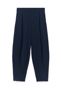 Navyblauwe op maat gemaakte broek met rechte pijpen, zichtbare voorplooien en zijzakken op een witte achtergrond.