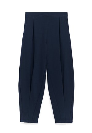 Navyblauwe op maat gemaakte broek met rechte pijpen, zichtbare voorplooien en zijzakken op een witte achtergrond.
