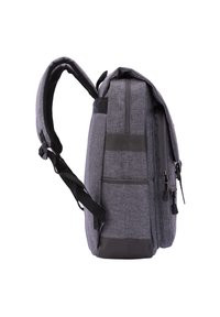 Zaino in tessuto grigio con una forma alta e rettangolare, spallacci imbottiti, tasche laterali con zip e un pannello inferiore resistente.