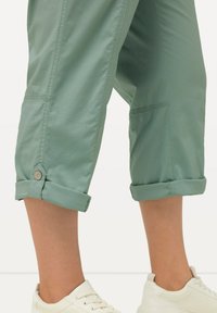 Ulla Popken 7/8 RETROUSSABLE POCHES - Pantalon classique - light moss green